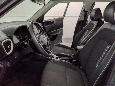 Used 2024 Hyundai Venue Limited image 16