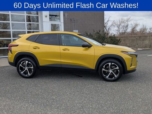 Used 2024 Chevrolet Trax RS w/ Sunroof Package image 2