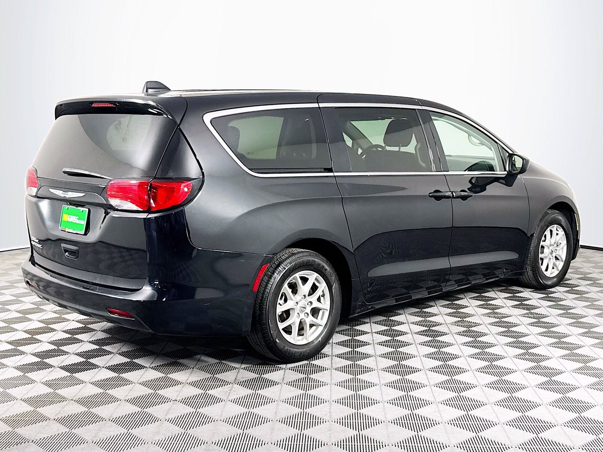 Used 2022 Chrysler Voyager LX FWD image 8