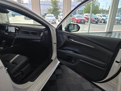 Used 2025 Toyota Camry SE image 89
