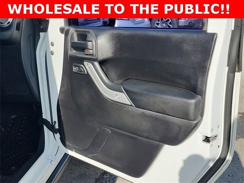 Used 2015 Jeep Wrangler Unlimited Rubicon w/ Connectivity Group image 16