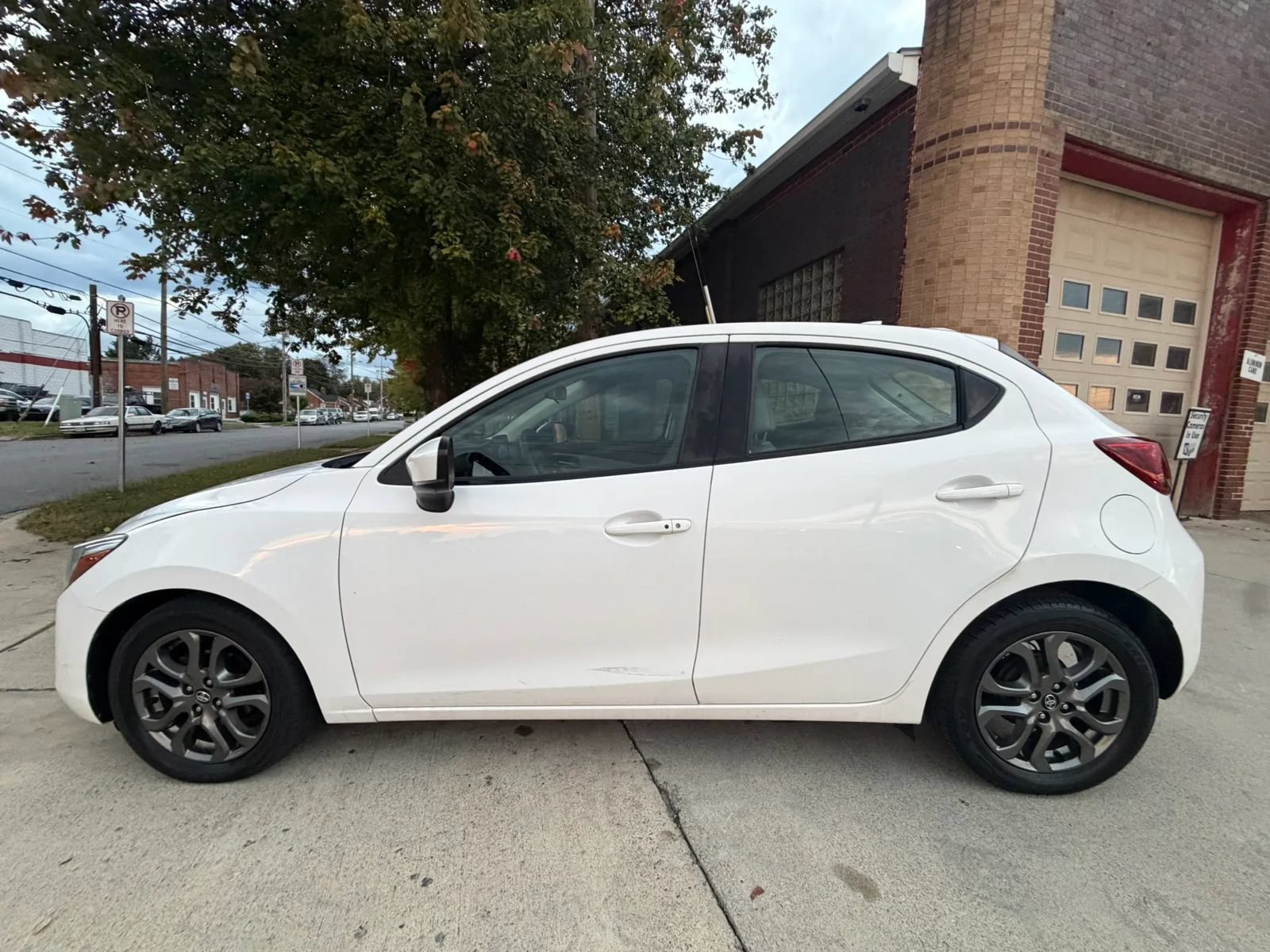 Used 2020 Toyota Yaris XLE FWD image 8