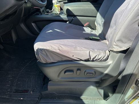 Used 2024 Nissan Titan SV w/ SV Convenience Package image 3