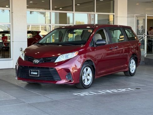Used 2018 Toyota Sienna L image 2