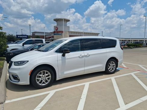 Used 2024 Chrysler Pacifica Touring-L FWD image 1