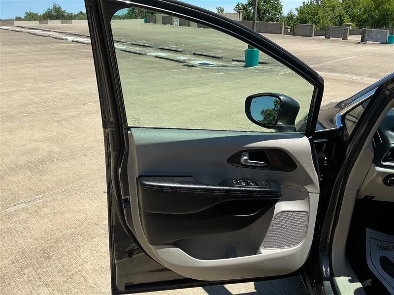 Used 2018 Chrysler Pacifica Touring-L FWD image 27