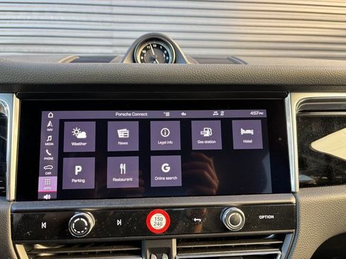 Certified 2025 Porsche Macan image 19