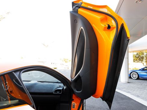 Used 2025 McLaren Artura image 32