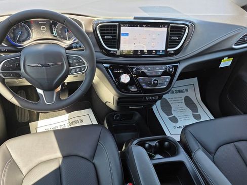 New 2025 Chrysler Pacifica Select image 27