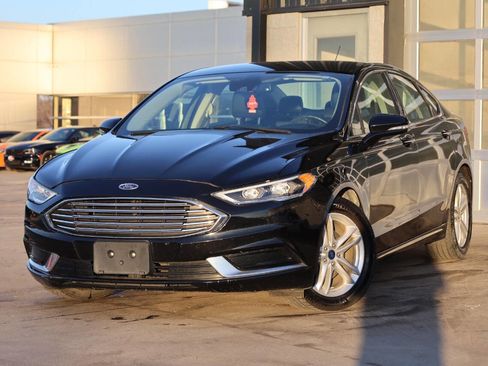Used 2018 Ford Fusion SE w/ Fusion SE Technology Package image 3