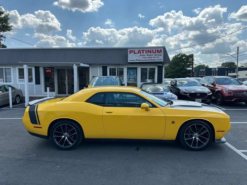 Used 2017 Dodge Challenger R/T Scat Pack w/ Leather Interior Group RWD image 2