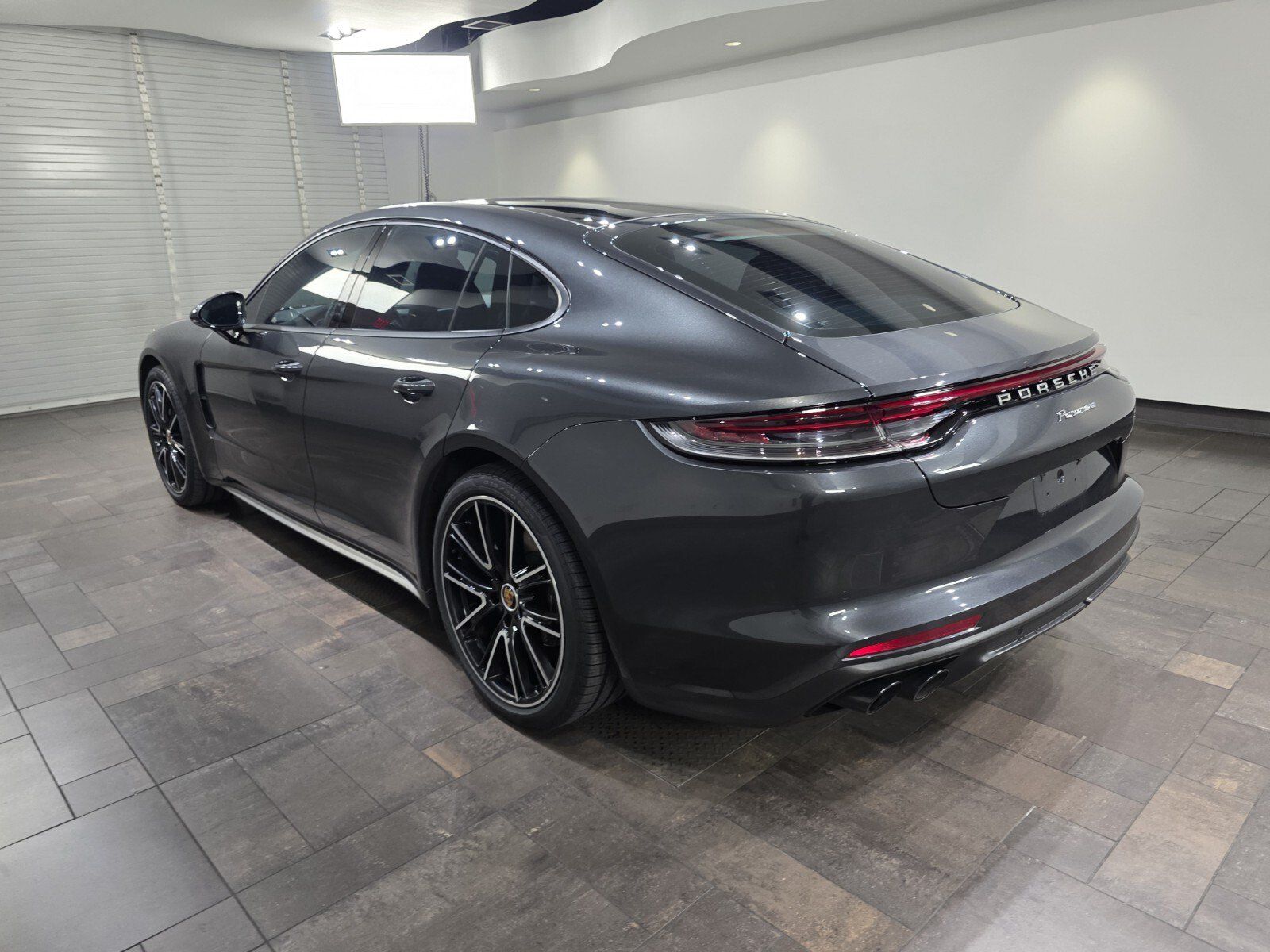 Used 2023 Porsche Panamera RWD image 4