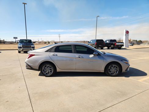 Used 2024 Hyundai Elantra SEL image 7