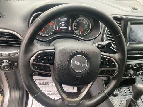 Used 2019 Jeep Cherokee Latitude Plus w/ Cold Weather Group AWD/4WD image 18