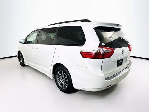 Used 2020 Toyota Sienna XLE image 5