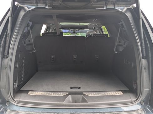 Used 2021 Chevrolet Suburban Premier w/ Premium Package 2 RWD image 20