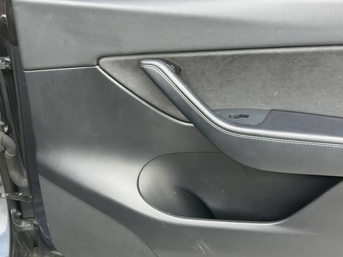 Used 2021 Tesla Model Y Long Range AWD/4WD image 17
