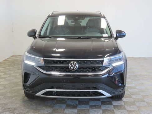 Used 2024 Volkswagen Taos SE FWD image 2
