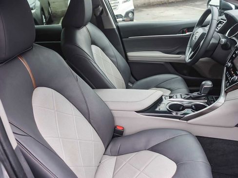 Used 2018 Toyota Camry XLE image 16