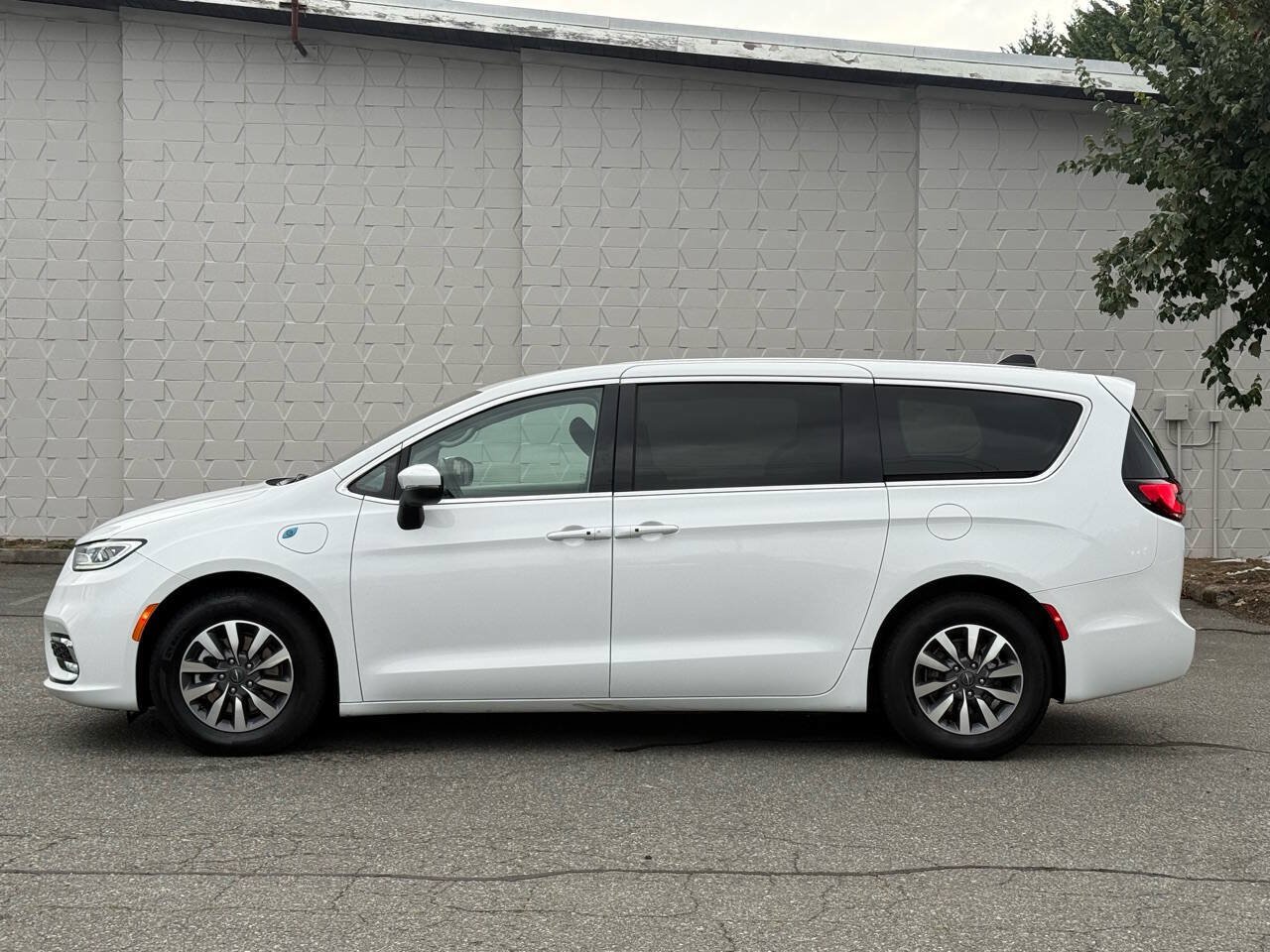 Used 2023 Chrysler Pacifica Touring-L FWD image 5
