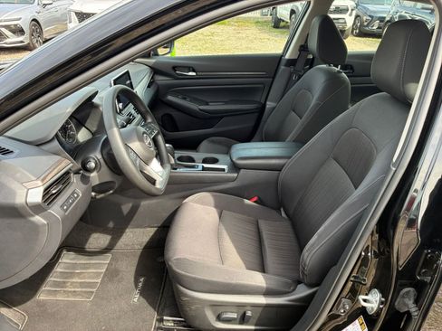 Used 2025 Nissan Altima 2.5 SV FWD image 21