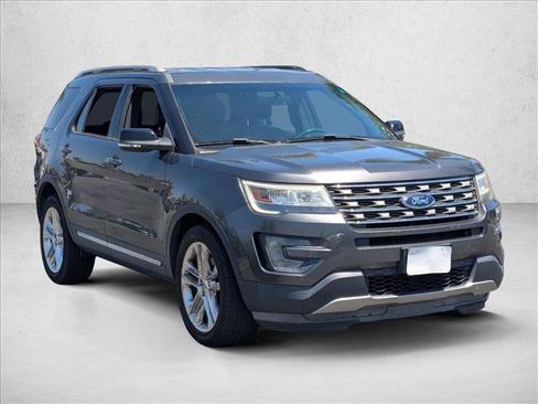 Used 2017 Ford Explorer XLT w/ Equipment Group 202A FWD image 3