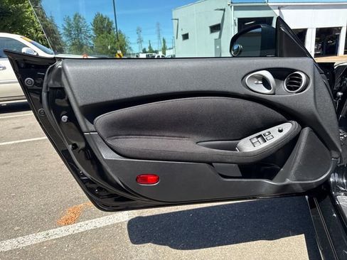 Used 2017 Nissan 370Z Coupe RWD image 19