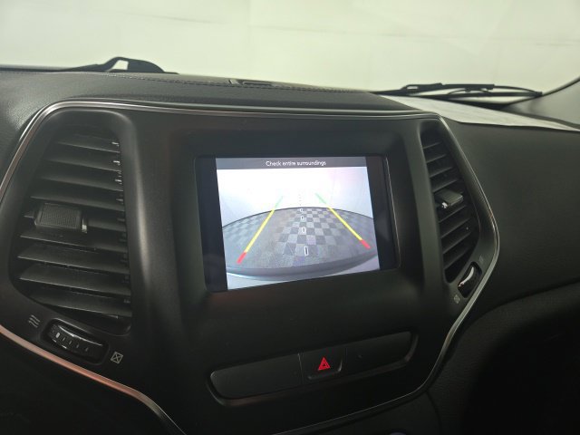 Used 2019 Jeep Cherokee Latitude w/ Popular Appearance Group AWD/4WD image 12