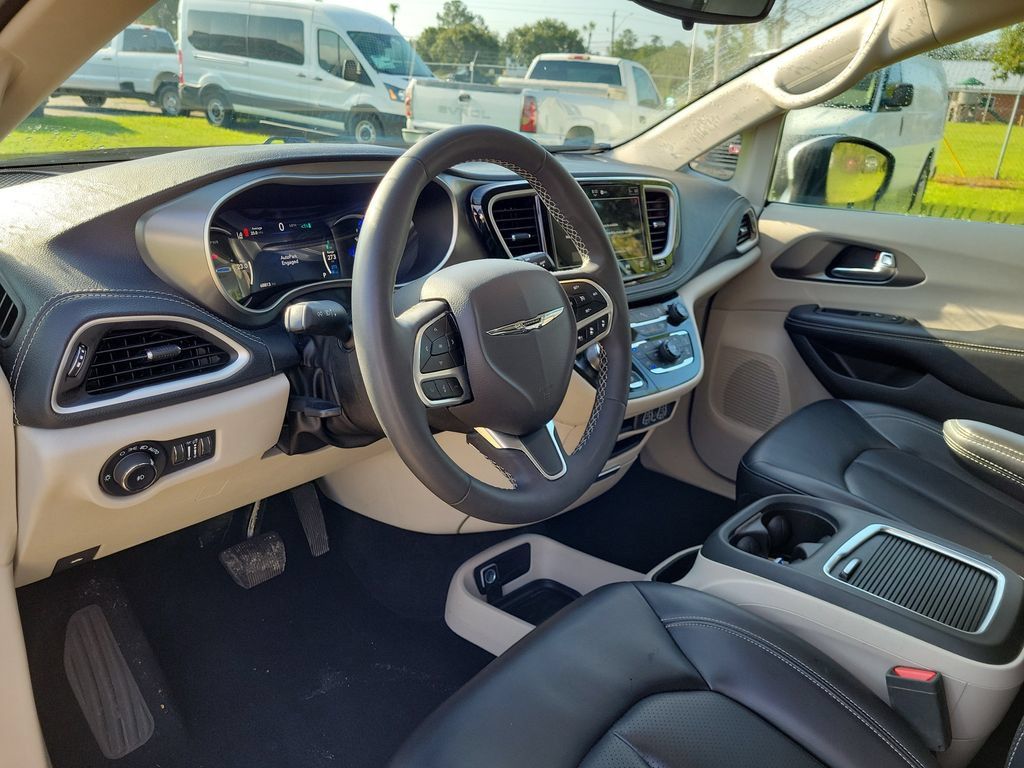 Used 2023 Chrysler Pacifica Touring-L FWD image 23