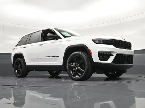 Used 2024 Jeep Grand Cherokee Limited w/ Black Appearance Package AWD/4WD image 29