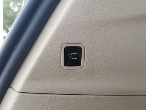 Used 2024 Chrysler Voyager LX image 7