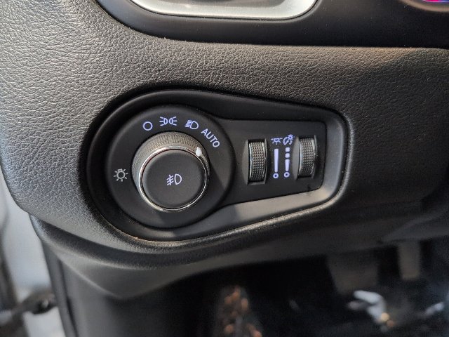 Used 2018 Jeep Renegade Latitude w/ Cold Weather Group AWD/4WD image 15