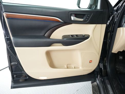 Used 2017 Toyota Highlander Limited image 47