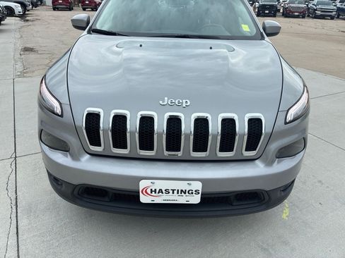 Used 2016 Jeep Cherokee Latitude FWD image 9