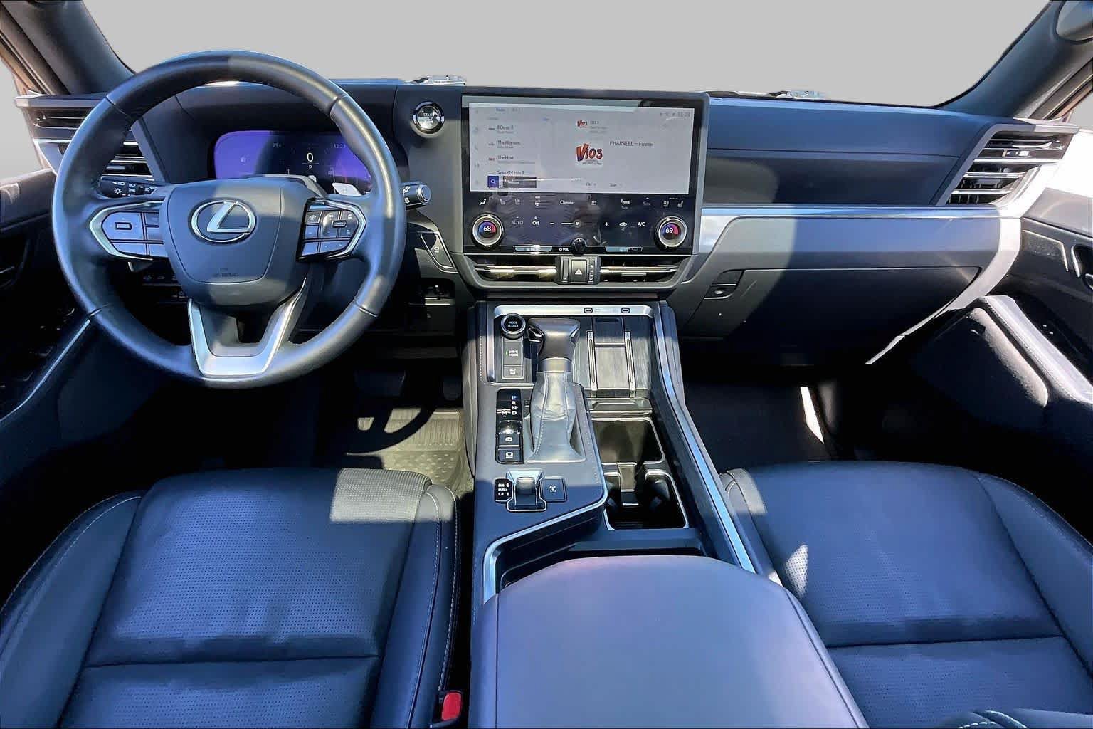 Used 2025 Lexus GX 550 w/ Accessory Package (2T) AWD/4WD image 29