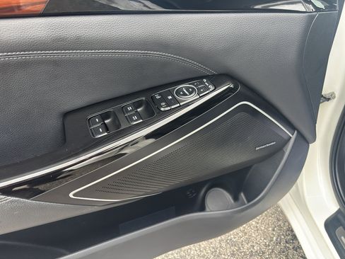 Used 2017 Kia Cadenza Premium w/ Luxury Package image 7