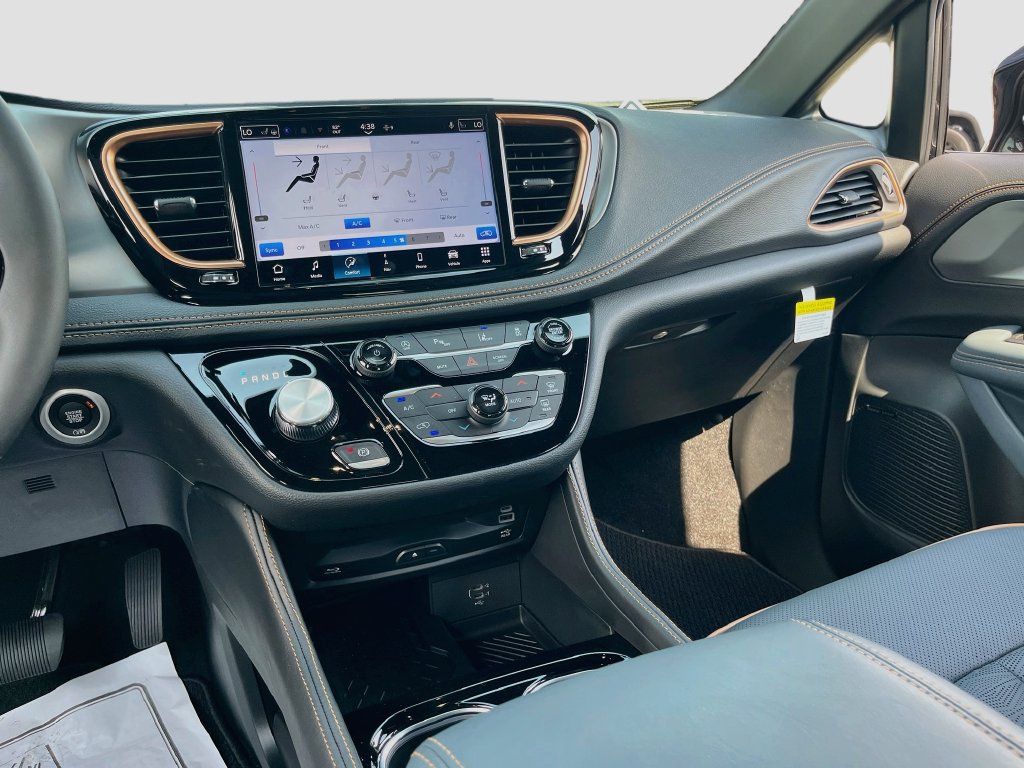 New 2027 Chrysler Pacifica Pinnacle w/ Theater Group FWD image 25