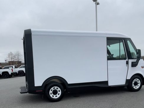 New 2025 Chevrolet Brightdrop 400 image 45