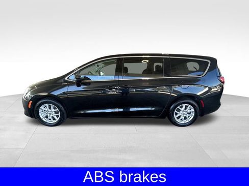 Used 2023 Chrysler Voyager LX image 8