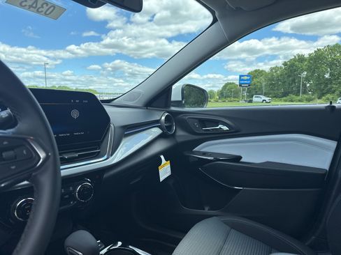 New 2026 Chevrolet Trax LT w/ LT Convenience Package FWD image 19
