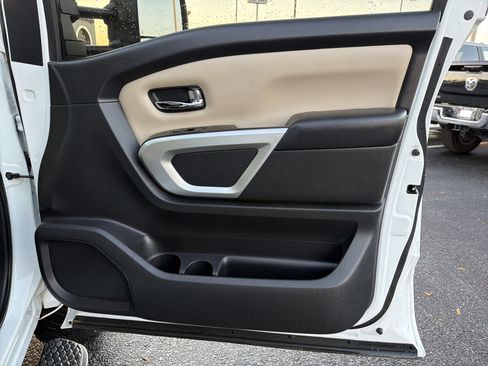 Used 2019 Nissan Titan SV w/ SV Convenience Package image 15