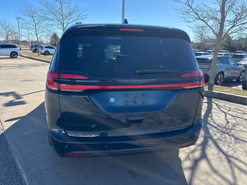 Used 2025 Chrysler Pacifica Limited FWD image 5