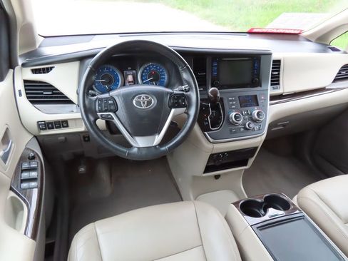 Used 2016 Toyota Sienna XLE w/ XLE Navigation Package FWD image 4