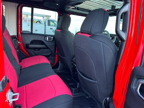 Used 2025 Jeep Wrangler Unlimited Sahara image 14