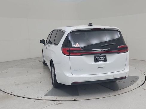 New 2026 Chrysler Pacifica Select image 12