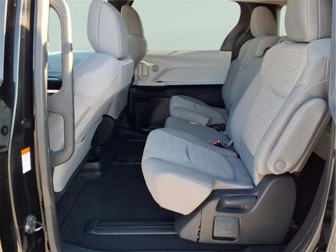 Used 2025 Toyota Sienna LE image 18