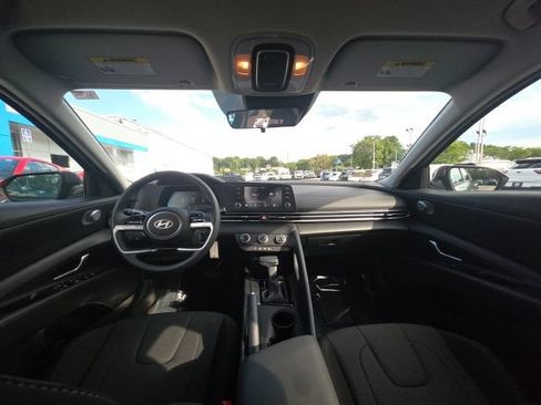 Used 2025 Hyundai Elantra SE FWD image 15
