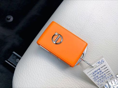 Used 2023 Volvo XC60 B5 Plus image 13