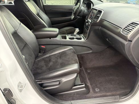 Used 2018 Jeep Grand Cherokee Altitude AWD/4WD image 16