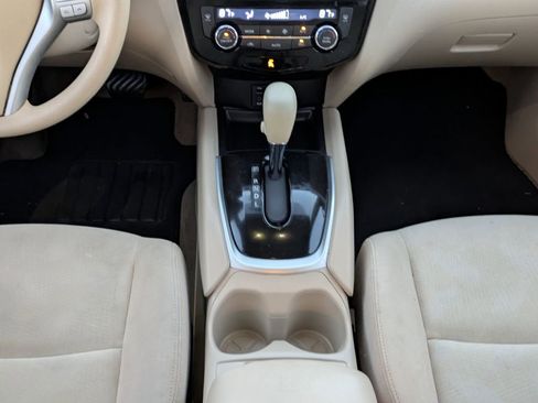 Used 2015 Nissan Rogue SV image 19